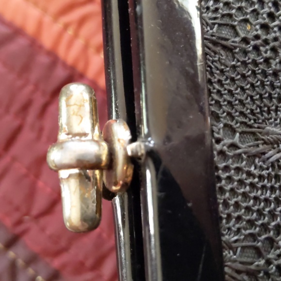 Vintage ERNA BAG CORP* fine crochet patent trim goldtone clasp clutch - Picture 4 of 7